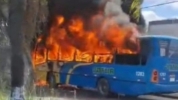 Ônibus pega fogo no bairro Bela Vista