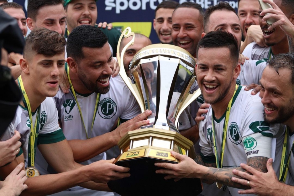 Governador entrega a taça de campeão na decisão do Campeonato