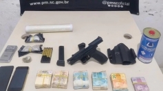 Drogas, armamentos e mais de R$ 24 mil são apreendidos em condomínio no bairro Bela...