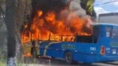Ônibus pega fogo no bairro Bela Vista