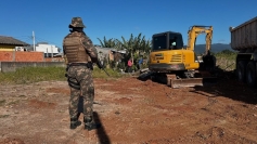 Operação retira obras descritas como irregulares nos arredores do Parque da Serra do Tabuleiro