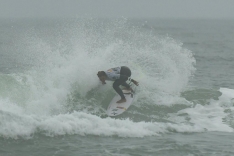 Taça Brasil reúne 181 surfistas na praia da Guarda do Embaú