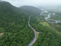 Caminhão com problemas mecânicos para trânsito no Morro dos Cavalos