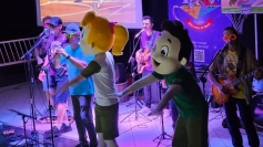 Banda Astronave de Papel diverte crianças e adultos no palco do Celebrate Park, em Santo...