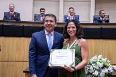 Deputado Camilo Martins entrega Comenda do Legislativo ao empresário Paulo Urban durante solenidade