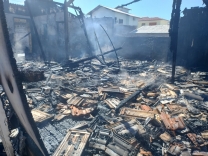Casa é destruída por incêndio na Ponte do Imaruim
