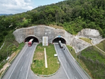 Manifestantes interditam trecho do Contorno Viário, em Palhoça