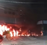 Bombeiros combatem incêndio em praça de alimentação no Pagani